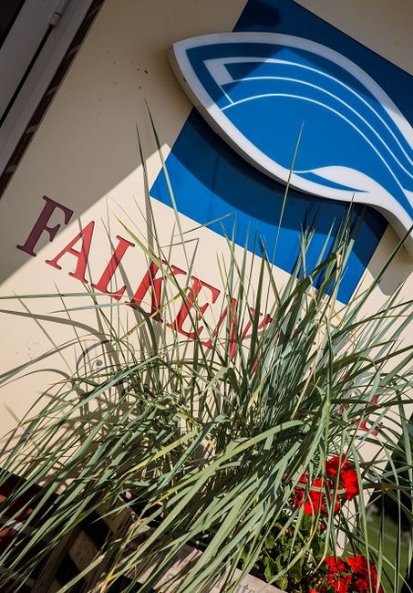 Das Falkenthal Team serviert seit über 25 Jahren frische Fischgerichte Das Falkenthal Team serviert seit über 25 Jahren frische Fischgerichte