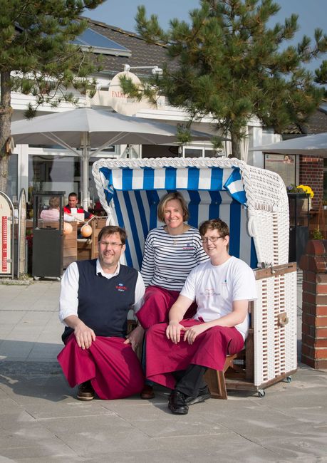 Das Falkenthal Team serviert seit über 25 Jahren frische Fischgerichte Das Falkenthal Team serviert seit über 25 Jahren frische Fischgerichte
